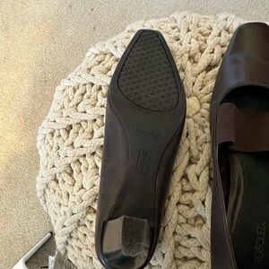 Aerosoles Size 8 leather upper Sonic Wave heels. Stretch strap across instep